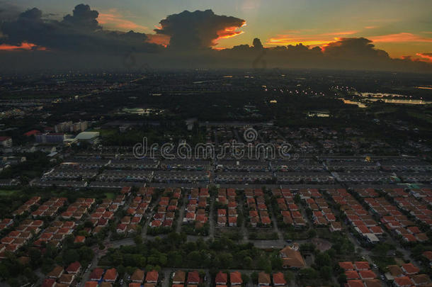 曼谷昏暗的天空和家庭村庄景观的鸟瞰图