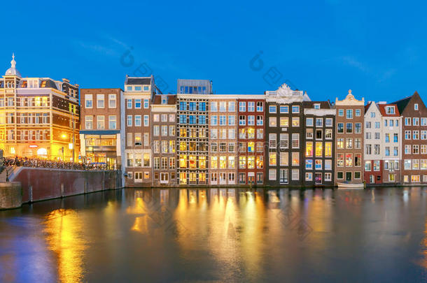 阿姆斯特丹。运河沿线房屋的夜景。