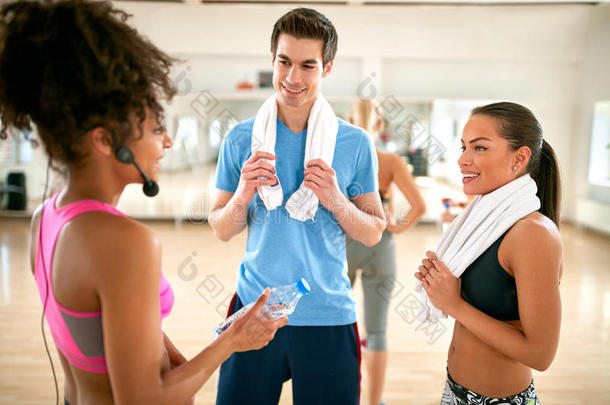 健身训练后锻炼者之间的聊天