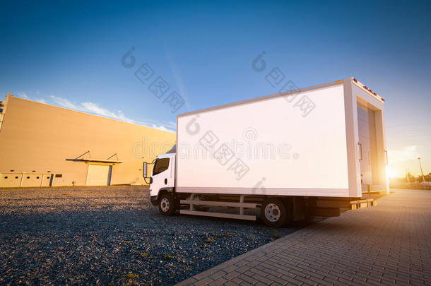 商业送货卡车与空白白色拖车在货物停车场。