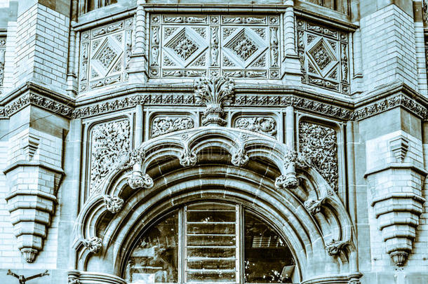 立面建筑元素装饰丰富的拱门