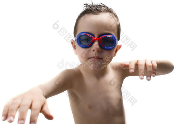 游泳池里戴着护目镜的孩子