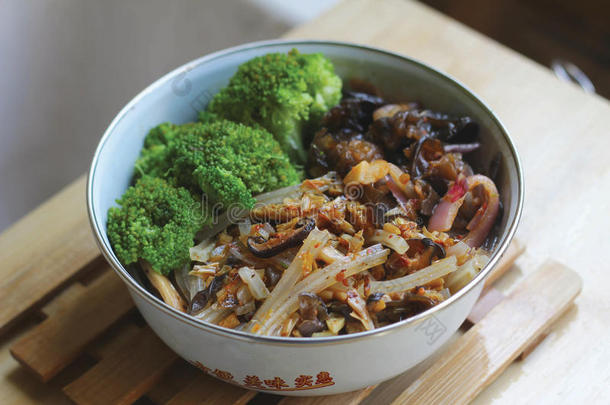 中国特色沙拉，蘑菇，莲花和花椰菜