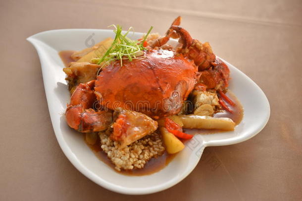 新加坡风格的炸蟹在餐厅的白色盘子上