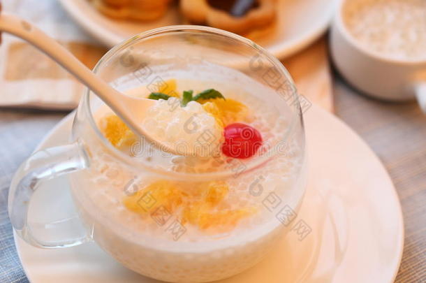 亚洲杯中果冻和水果的冷甜汤