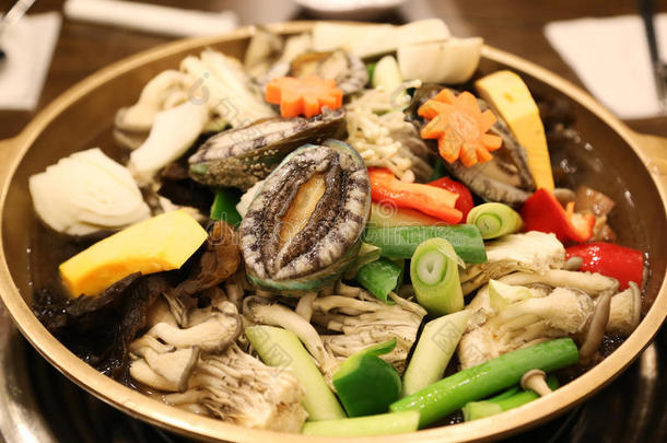 鲍<strong>鱼火锅</strong>被称为海洋的高贵与蘑菇，PU
