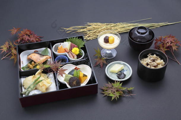 日式便当和托盘餐，米饭、寿司和大豆