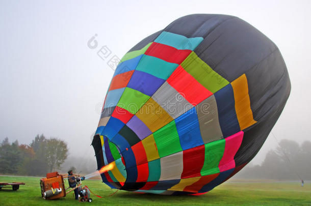 在佛蒙特州准备飞行的彩色热气球