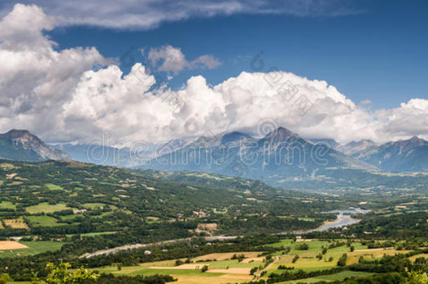 香槟谷和德拉克河有云，法国阿尔卑斯山