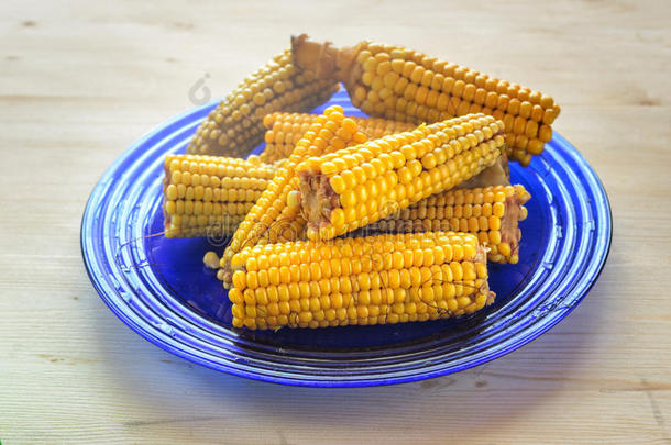 蓝色盘子上煮玉米