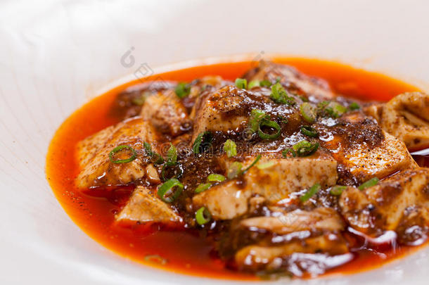 中国四川陈马坡豆腐与酱油在白色盘子背景