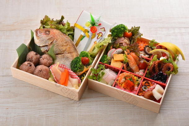 本托盒礼品海鲜干与香鲷，虾，章鱼，米