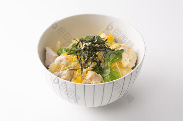 咖喱<strong>拉面</strong>碗上有海藻、猪肉、鸡蛋、卷心菜和草药