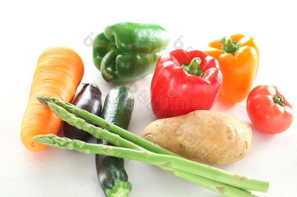 新鲜的生蔬菜，白底有芦笋、胡萝卜、辣椒、土豆、茄子和西红柿