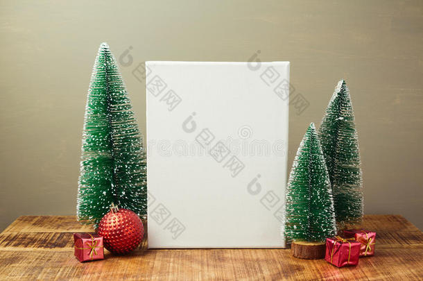 圣诞假期模型与帆布和松树放在木桌上