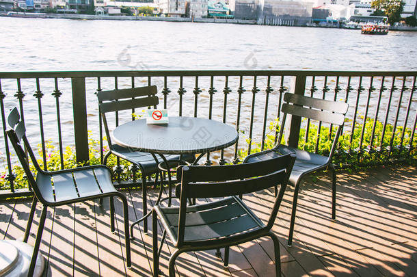阳台上的椅子和桌子/桌子设计了Choa河
