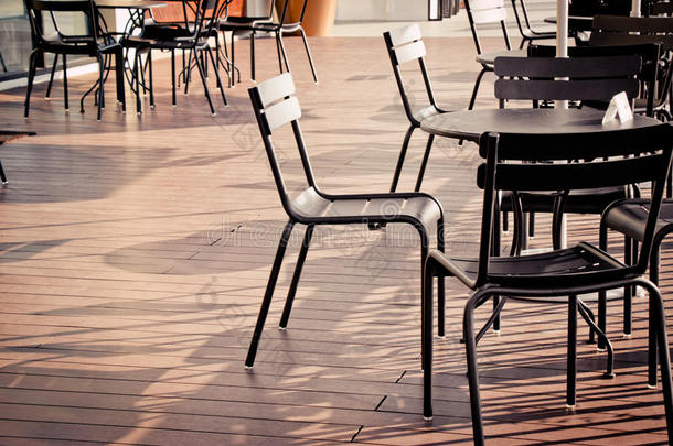 椅子和桌子/桌子设置在OFFE商店阳台上