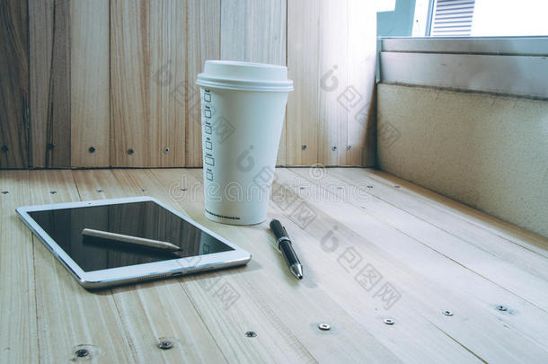咖啡杯与关机平板，放松时间