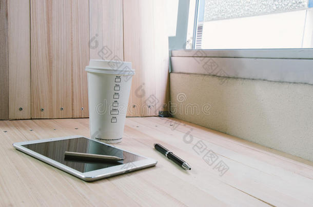 咖啡杯与关机平板，放松时间