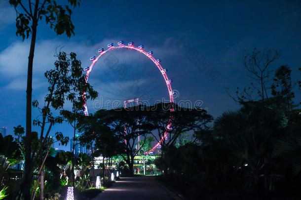 新加坡的夜景。 美丽的摩天大<strong>楼</strong>和<strong>金色</strong>的灯光。