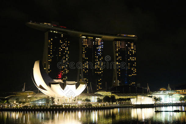 新加坡的夜景。 美丽的摩天大<strong>楼</strong>和<strong>金色</strong>的灯光。