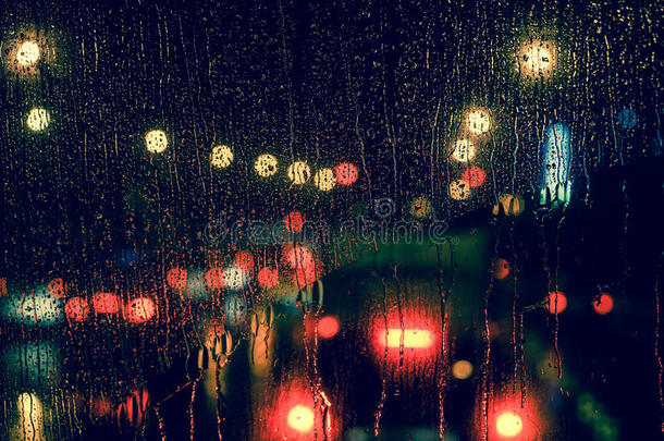 雨<strong>夜</strong>透过窗户看城市景色