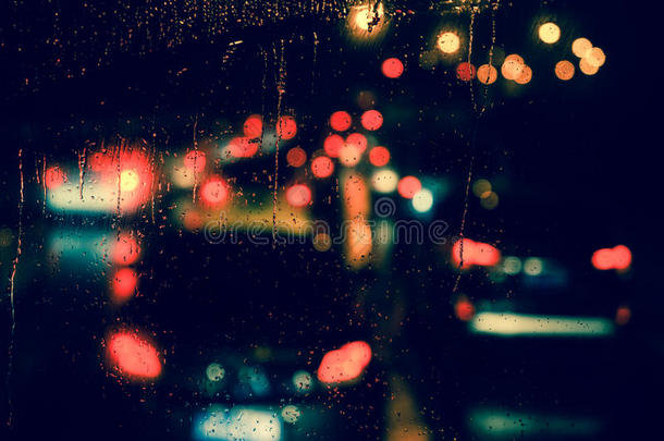 雨夜透过窗户看城市景色