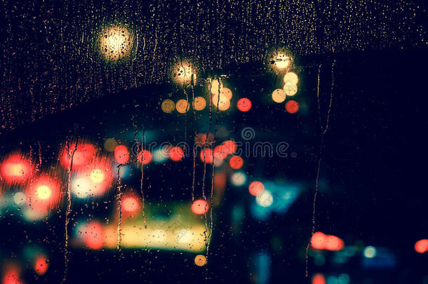 雨夜透过窗户看城市景色