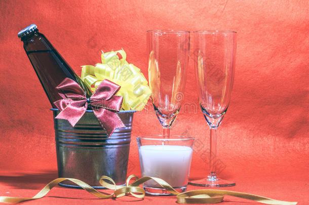 凉爽的香槟和玻璃为庆祝做好准备。 在圣诞节和新年节日，蜡烛在烛台上点燃。