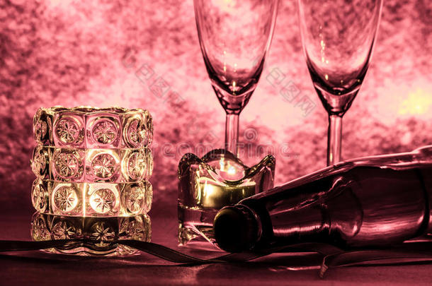 凉爽的香槟和玻璃为庆祝做好准备。 在圣诞节和新<strong>年节</strong>日，蜡烛在烛台上点燃。