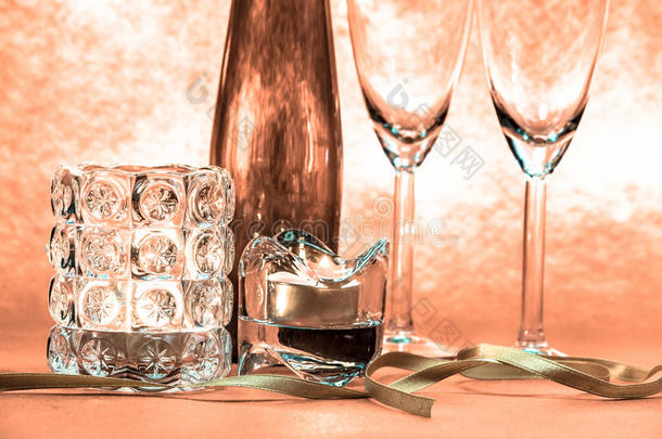 凉爽的香槟和玻璃为庆祝做好准备。 在圣诞节和新年节日，蜡烛在烛台上点燃。