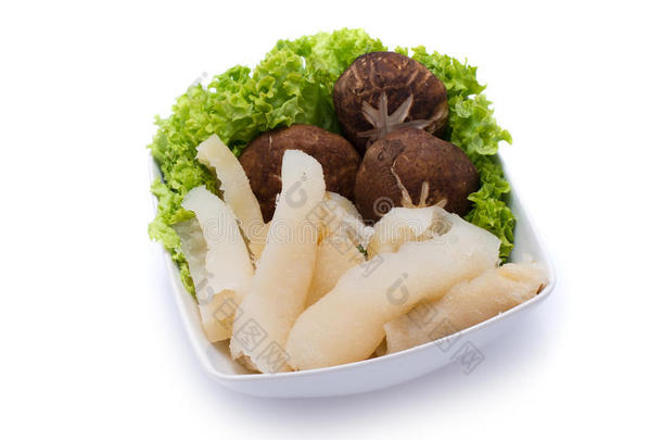 <strong>新鲜海参</strong>，蘑菇和沙拉在白色碗里