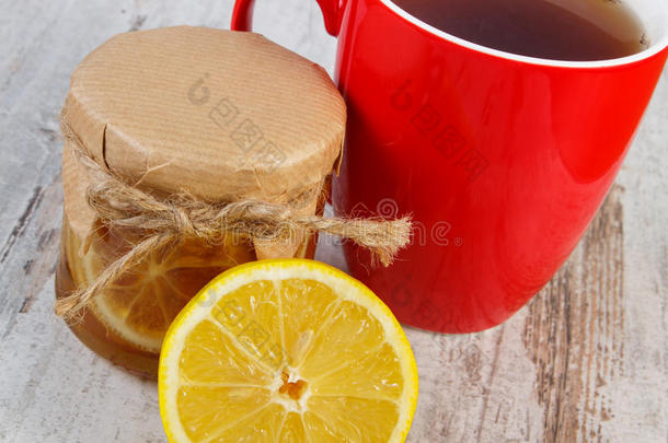 新鲜柠檬加<strong>蜂蜜</strong>和木桌上的一杯茶，<strong>营养</strong>健康