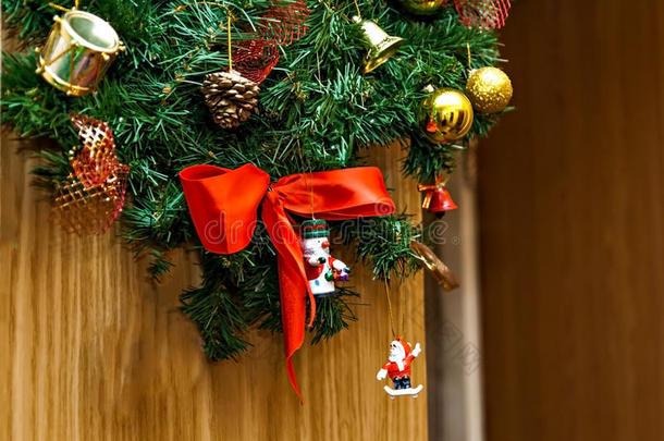 木制房子门上的圣诞花环