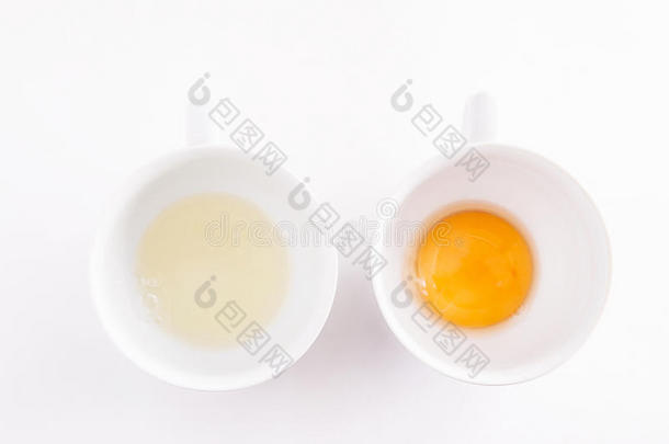 鸡肉原汁和蛋黄分别放在白碗里