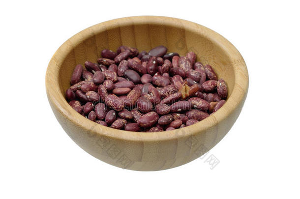 干红豆在木碗和白色背景