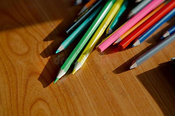 桌子上的彩色铅笔
