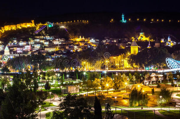 空中夜景旧第比利斯，格鲁吉亚与照明教堂和纳里卡拉城堡