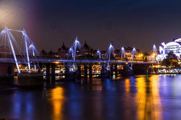 金禧桥在泰晤士河的夜晚倒影