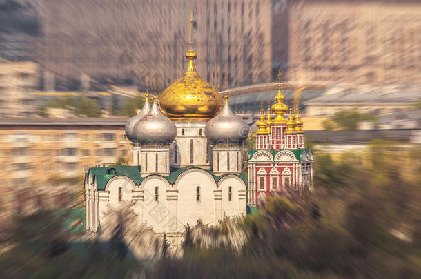在春天的阳光下，莫斯科城内金色的冲天炉模糊了东正教教堂的抽象景色
