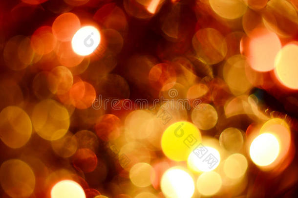 明亮的平安夜背景。 大量的金色闪闪发光的波基来自散焦的花环灯。