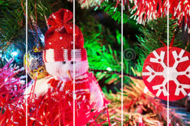 拼贴新年快乐条纹与常青树，雪人和雪花玩具和五颜六色的照明
