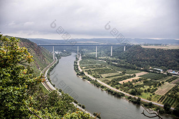 从葡萄园葡萄酒区域Winnen的桥景