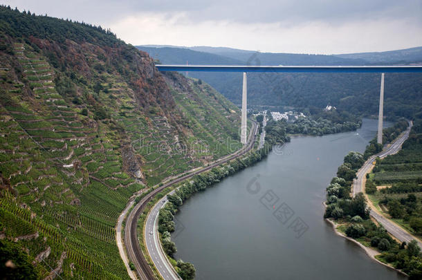 从葡萄园葡萄酒区域Winnen的桥景