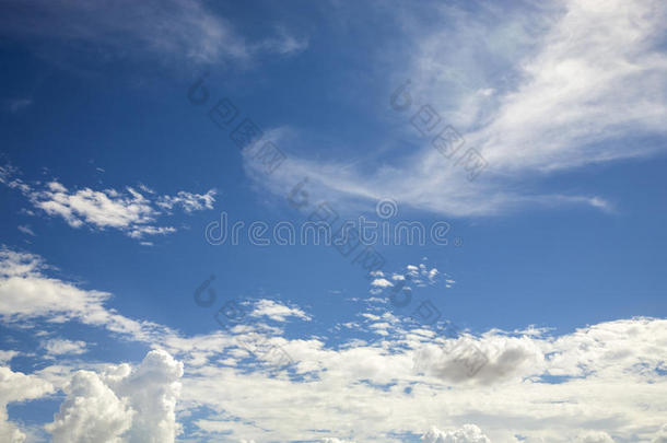 蓝天背景，云朵