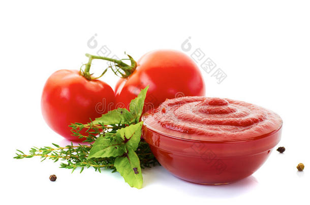 一碗番茄酱或番茄酱，配料是白色的