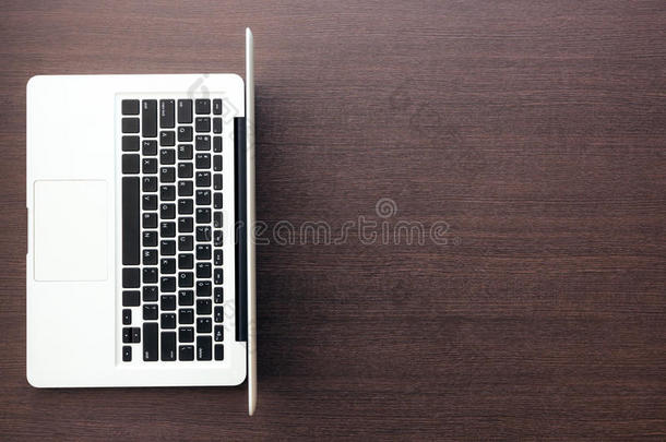 在木桌顶部视图上有空白空间的计算机