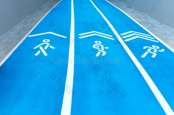 体育场跑步比赛的蓝色跑道背景