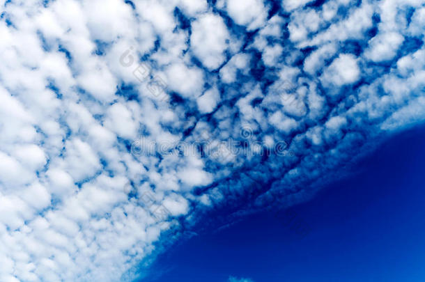 蔚蓝的天空背景有着微小的云朵，蔚蓝的天空中有着云朵