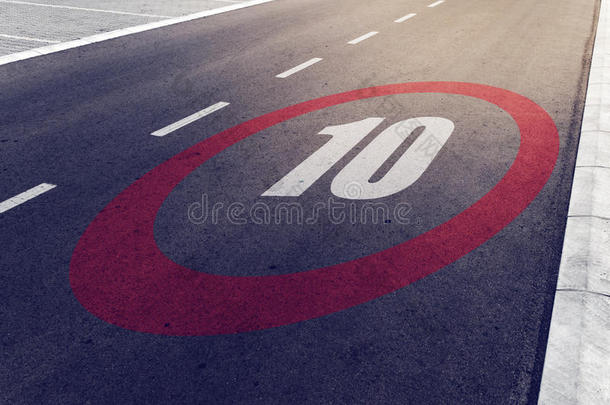 每小时10公里或每小时在高速公路上行驶限速标志